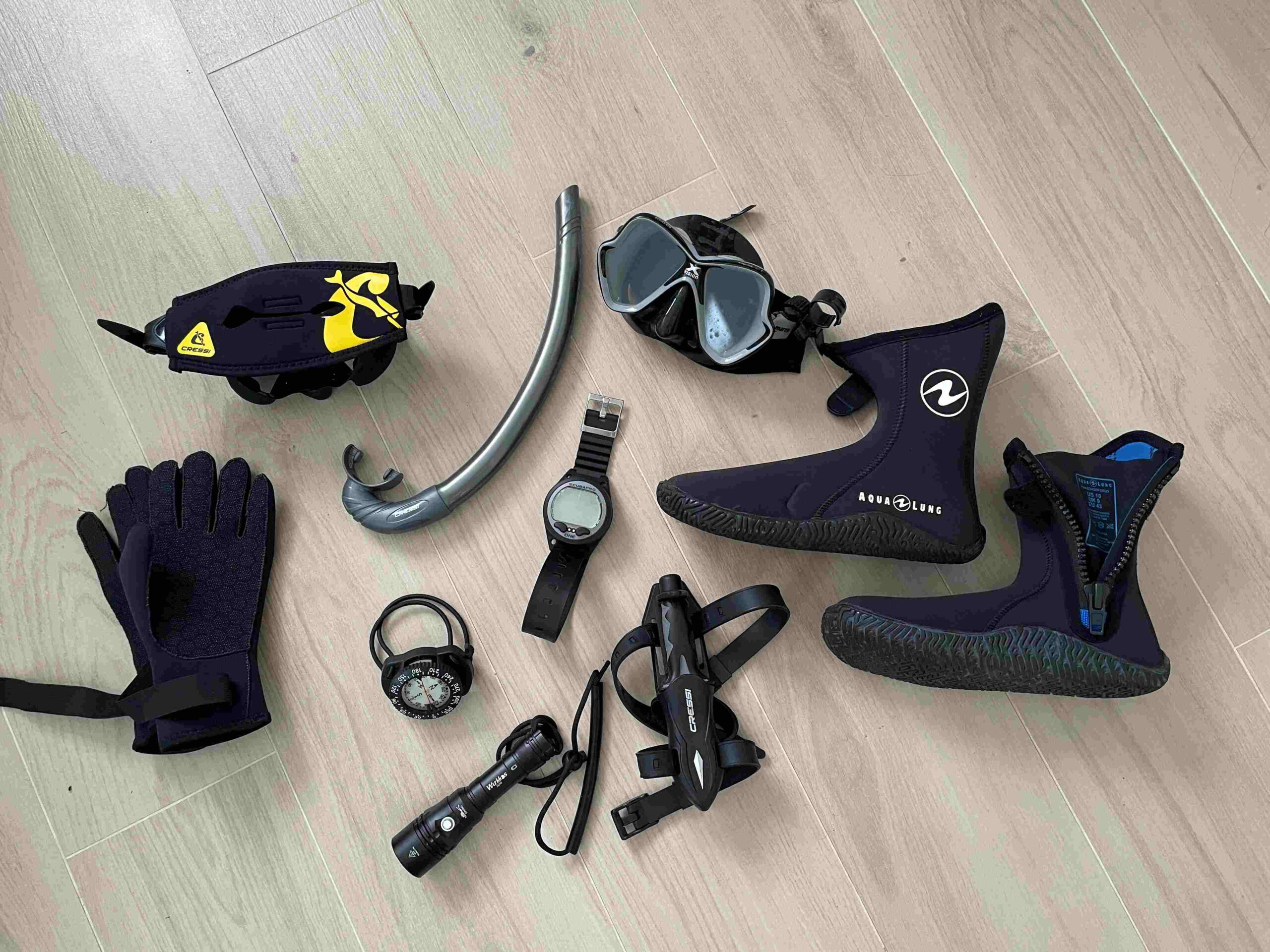 Kit inicial de buceo con ordenador, máscara, escarpines, brújula, tubo, guantes y cuchillo